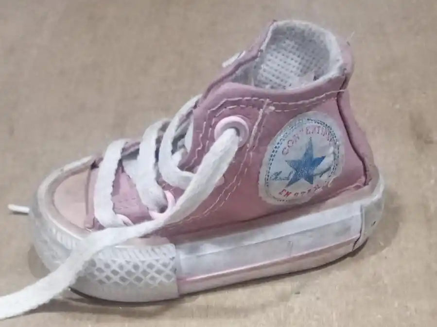 Encontraron una zapatilla de bebé