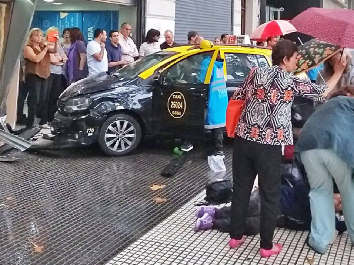 Atropello masivo de un taxi fuera de control en Congreso