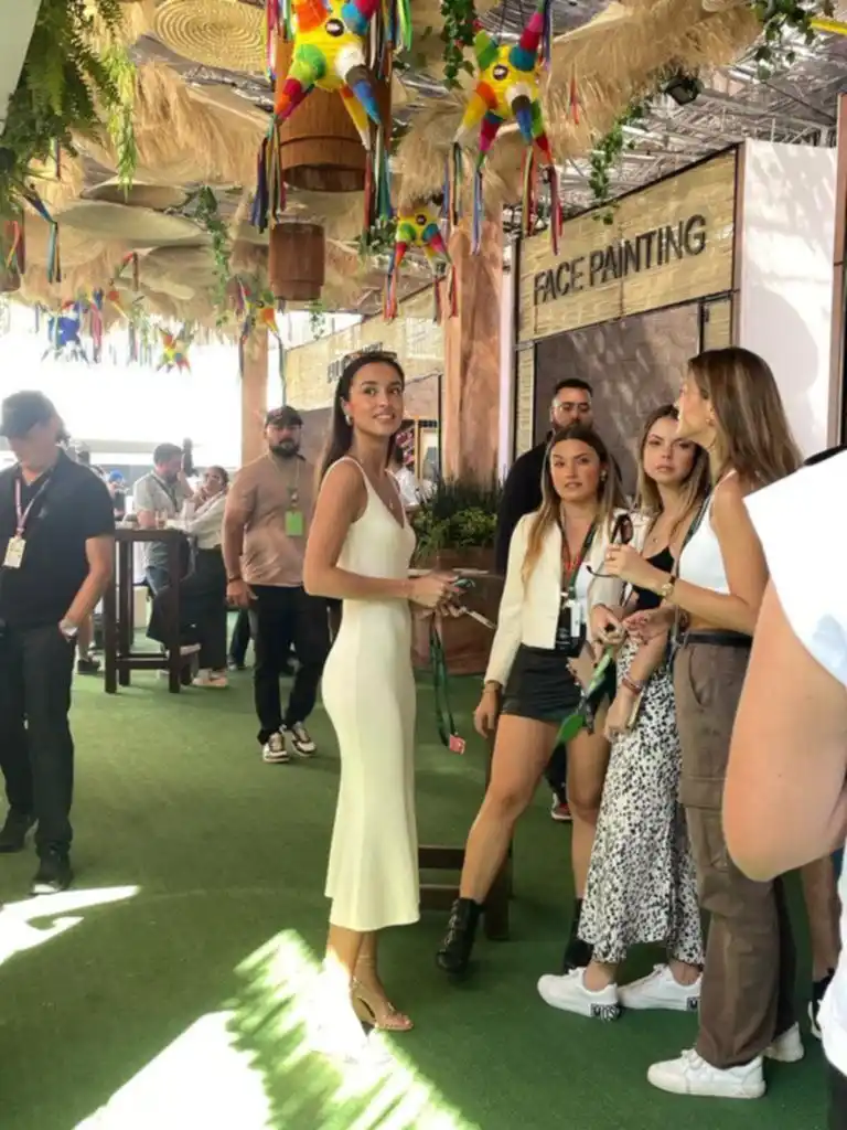 La novia de Charles Leclerc cautiva en el Gran Premio de México