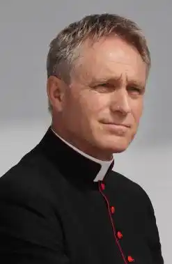 Benedicto XVI ordena obispo al 'George Clooney' del Vaticano