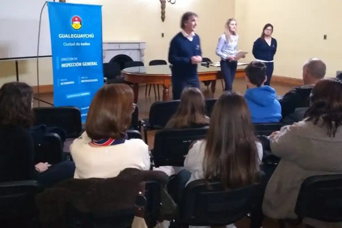 Alumnos participaron de una reunión por las serenatas y los paseos estudiantiles