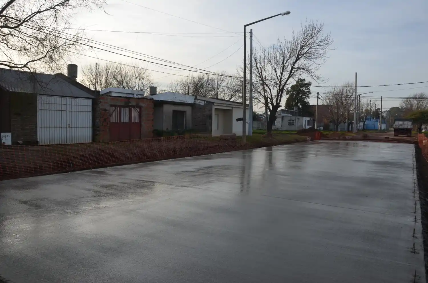 Una nueva cuadra de pavimento en la ciudad.