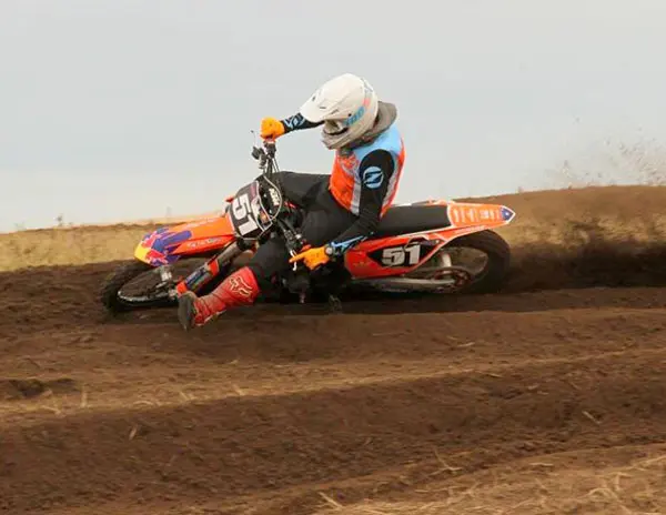 El motocross motiva a un puñado de amigos para mantenerse en actividad