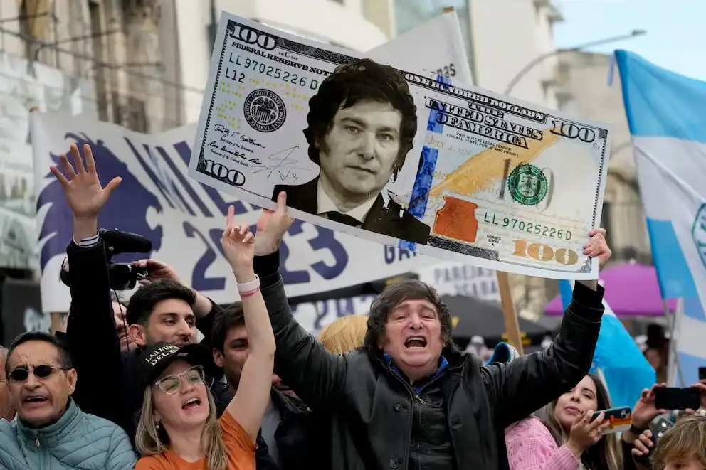 Javier Milei, durante la campaña de 2023, con un billete de dólar con su cara.