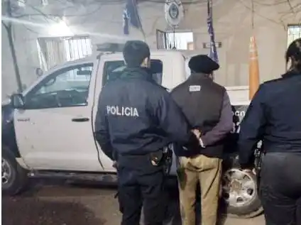 Les disparó a dos jóvenes