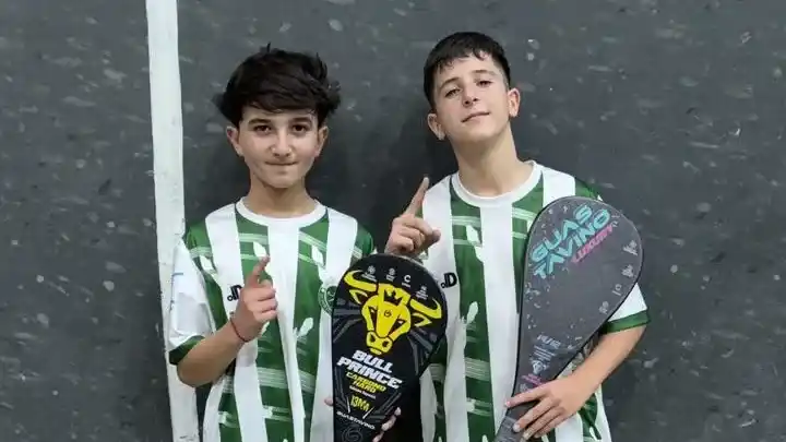 Juan Cruz Piergüidi (a la derecha) posa tras el campeonato en Gonzáles Cháves