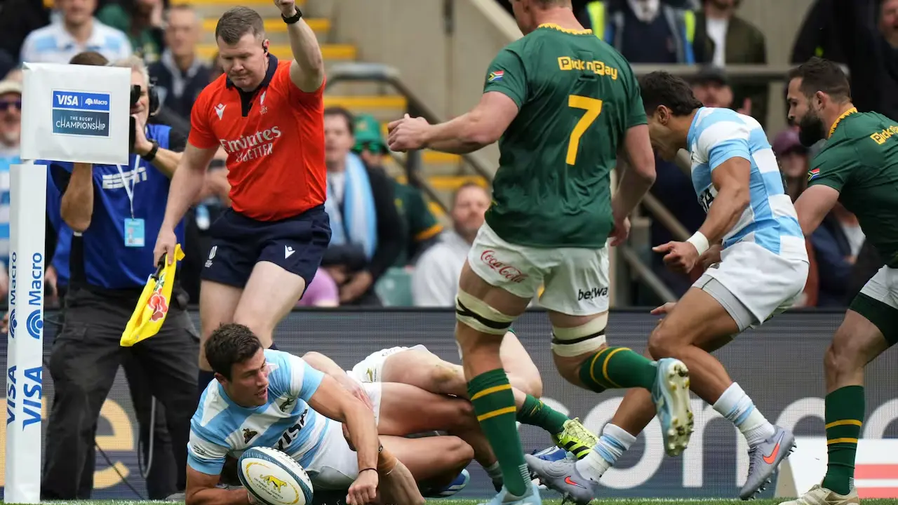 Bautista Delguy apoya la ovalada, para el primer try del partido