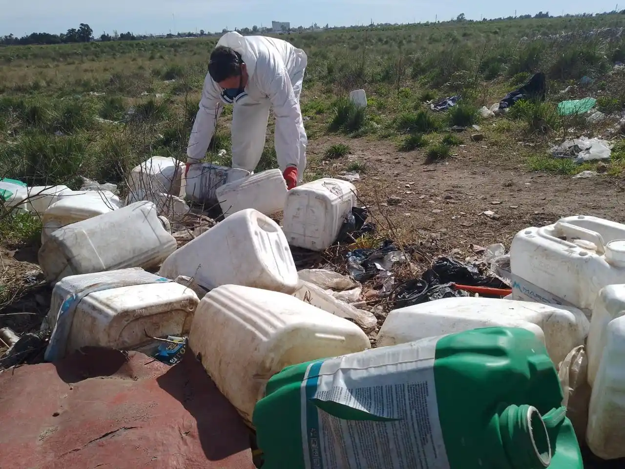 Envases vacíos de agroquímicos tirados en la sección quintas