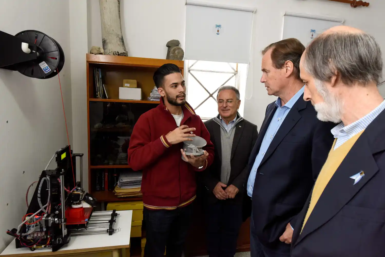 Bordet visitó al estudiante de ingeniería que le hizo una mano a una niña