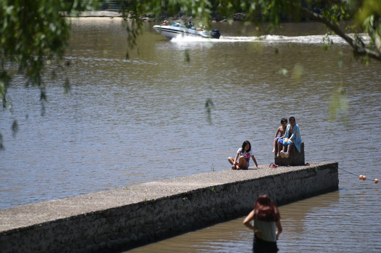 El finde arrancó soleado y con mucho calor en la ciudad: cómo continuará
