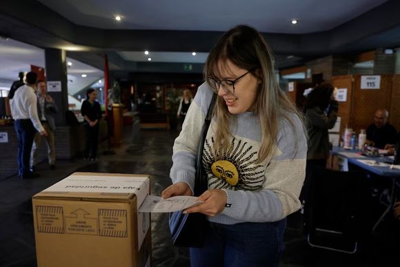 Los argentinos que votan desde el exterior: así se desarrollan las elecciones legislativas 2025 en el mundo
