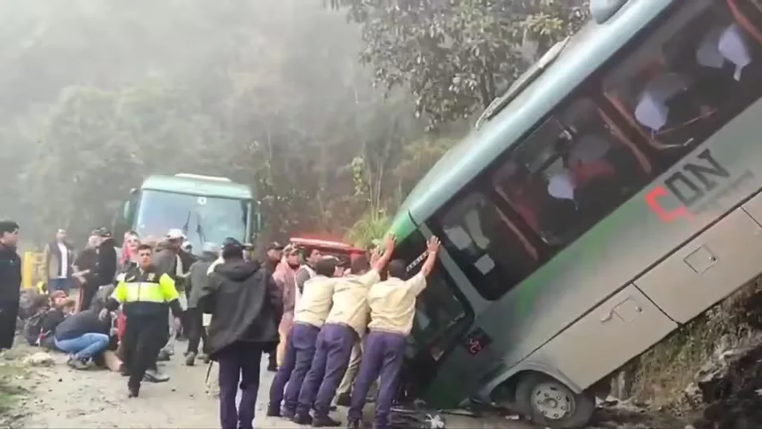 Camión vuelca en Machu Picchu, Perú; SRE confirma cuatro mexicanos entre los afectados