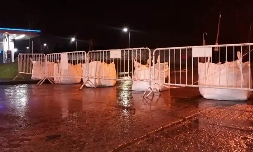 Las vallas ya están colocadas, entre otras zonas, en Guido y Panamericana. 