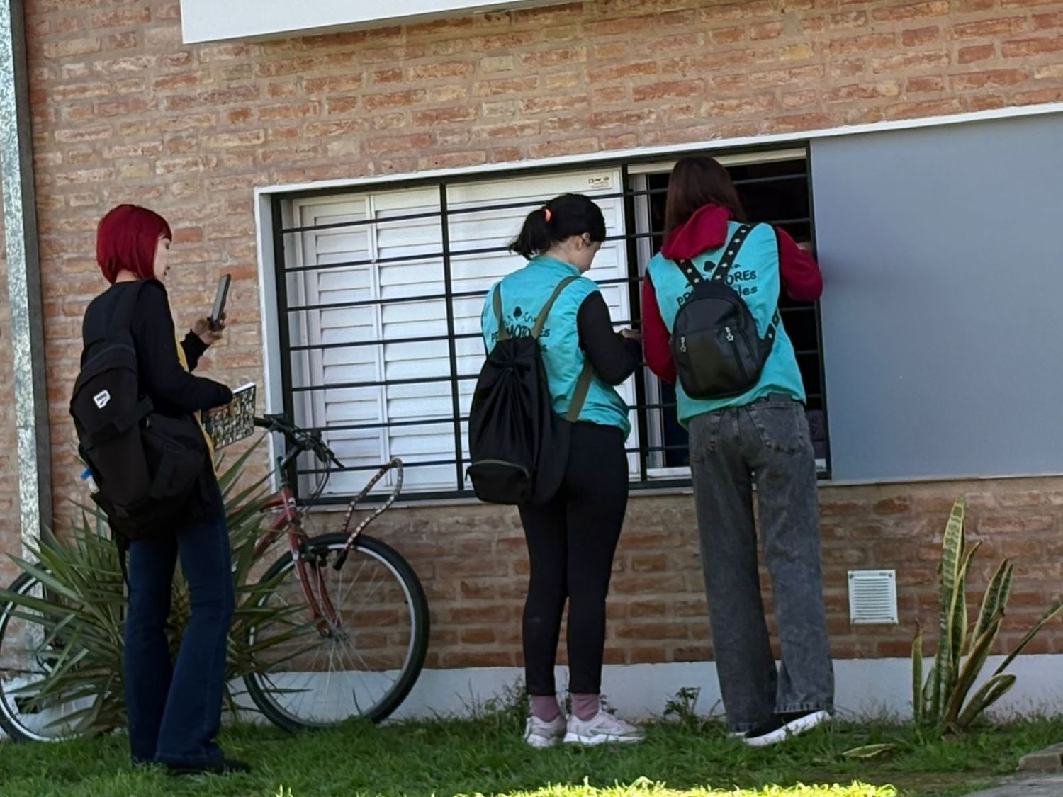 Promotores ambientales informan a los ciudadanos como separar los residuos