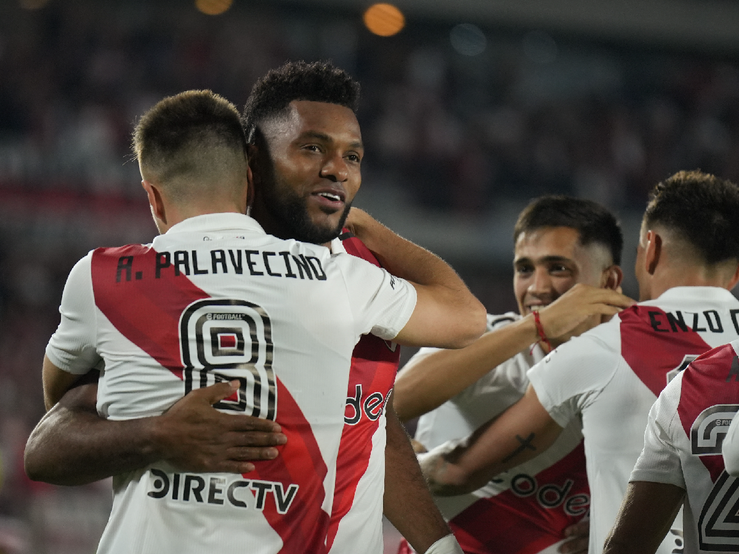 River ganó y sigue firme arriba