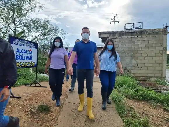 Poco aparece entre la comunidad y le dio por nadar en la inundación, críticas a Marcano