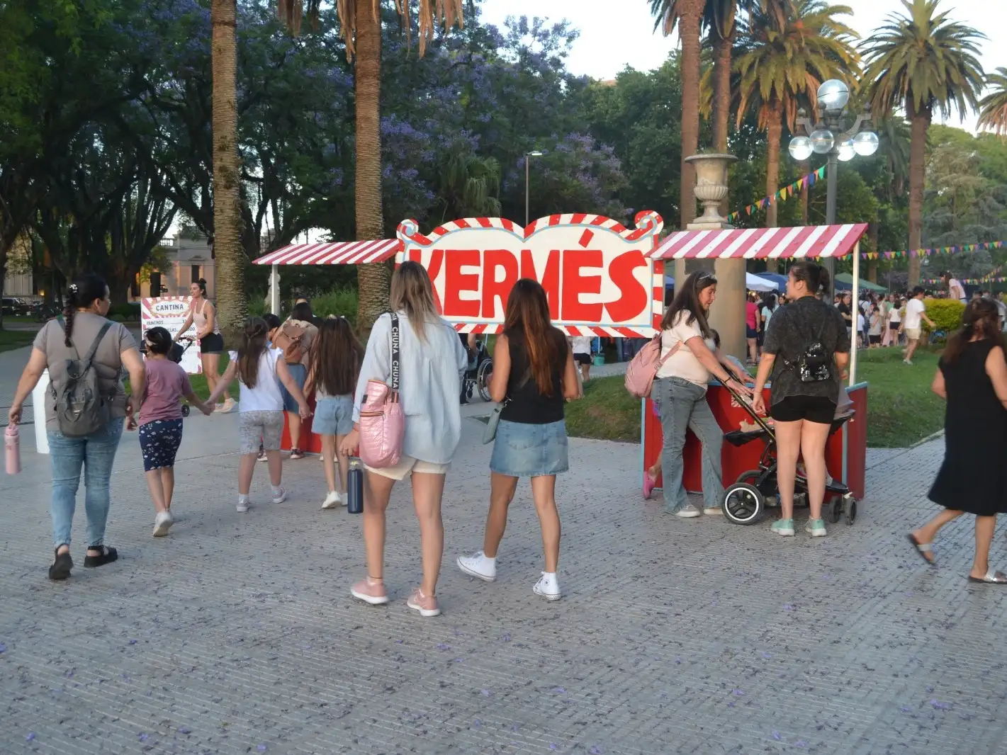 Un numeroso público se acercó hasta plaza Constitución para disfrutar de la kermés.