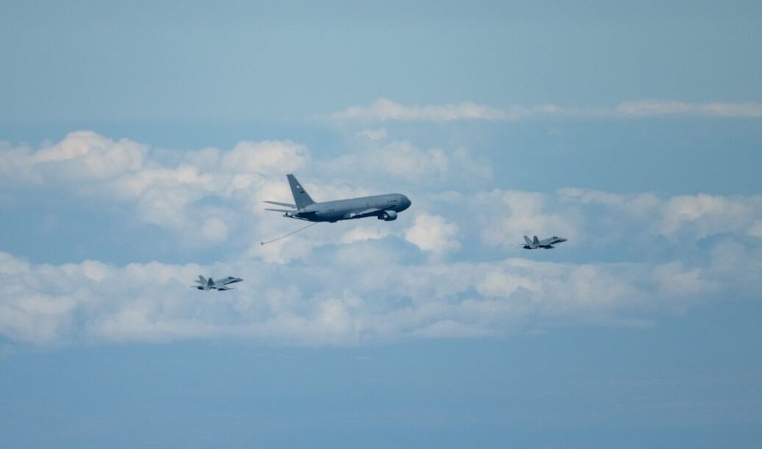 Un KC-46A realizó el primer reabastecimiento de aeronave internacional