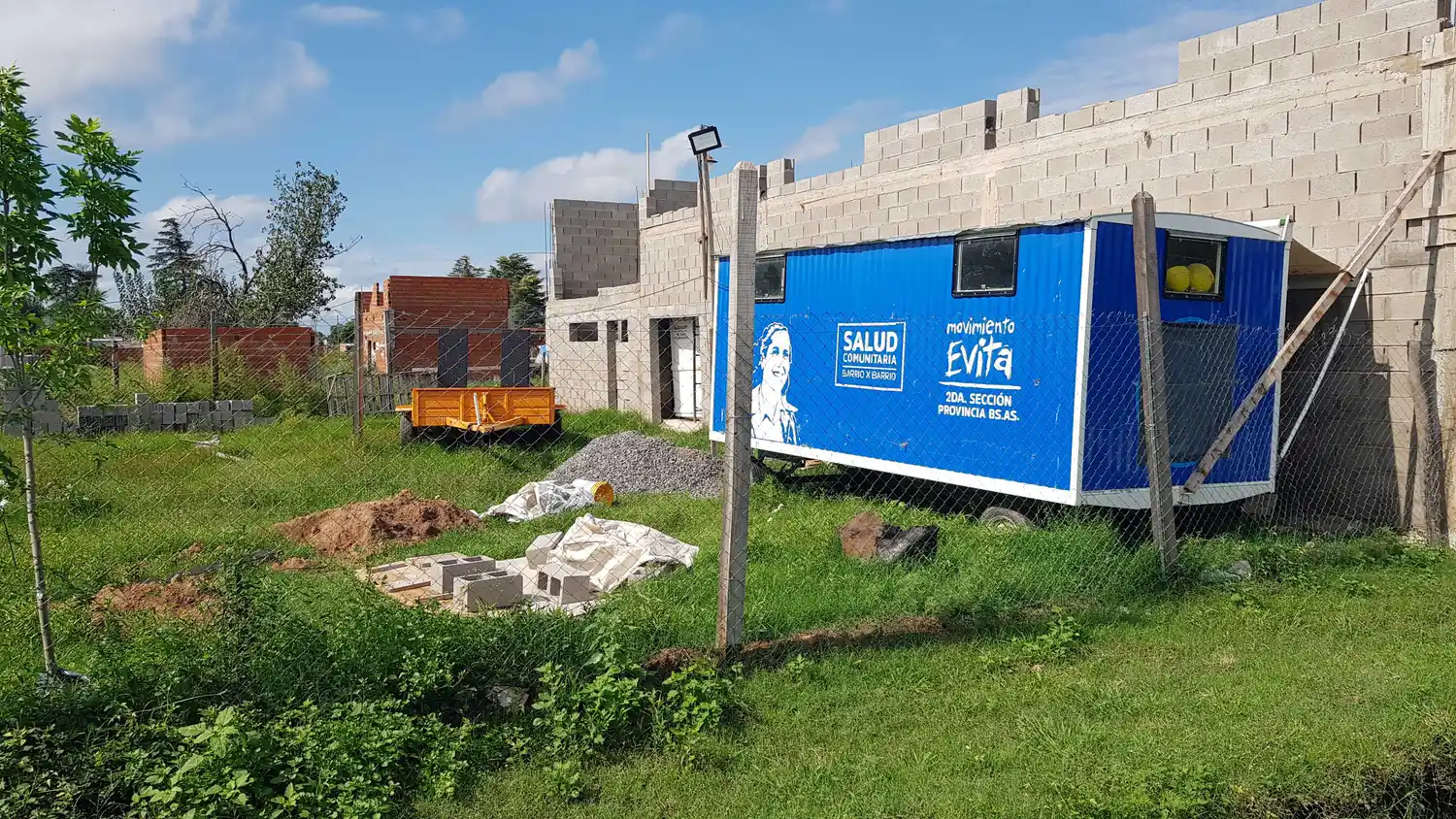 El galpón y la casilla de obra donde el Movimiento Evita proyecta su sede con fondos propios.