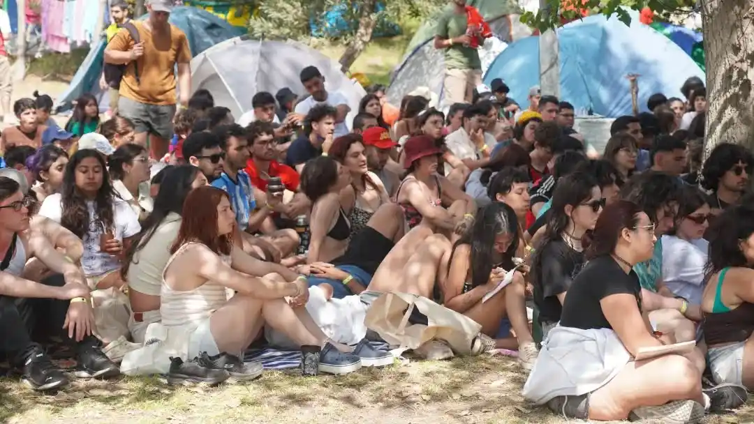 Cerca de 300 estudiantes acampan en Médano 40