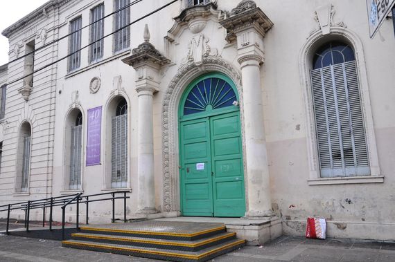 Colocan custodia policial en escuela tras amenaza de una "masacre" a través de TikTok
