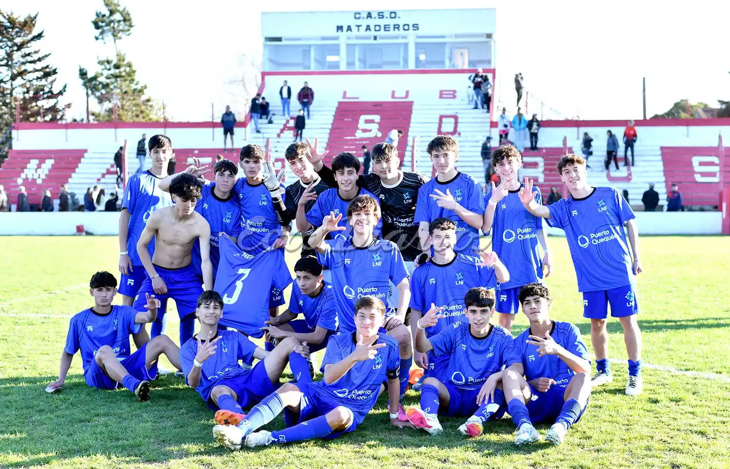 El festejo del final del equipo necochense en cancha de Mataderos