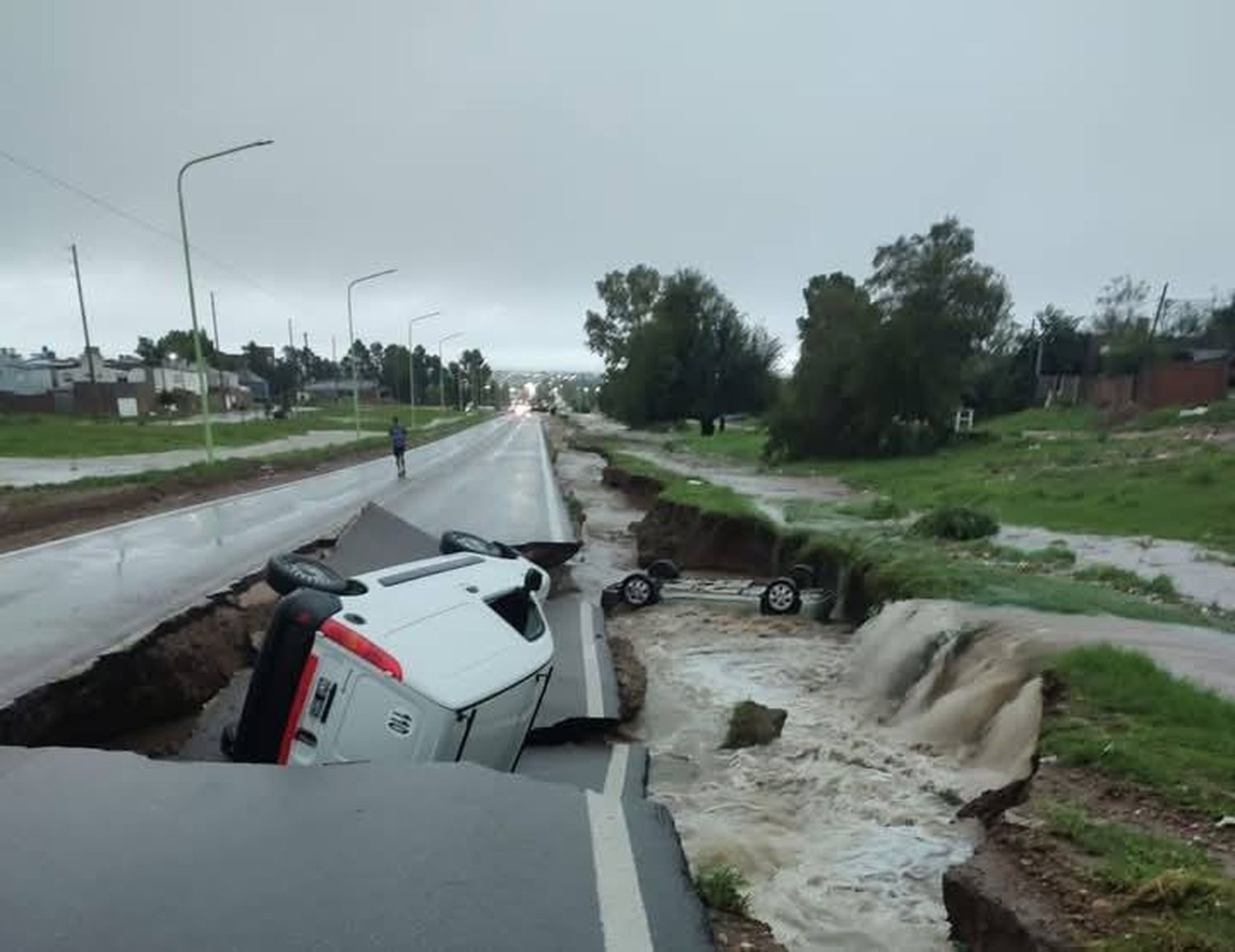 Cedió el asfalto en varias arterias de la ciudad.