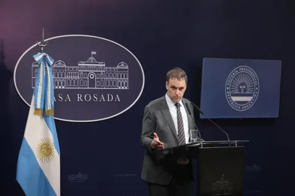 SADAIC intimó a Manuel Adorni para que se retracte por “afirmaciones falsas”
