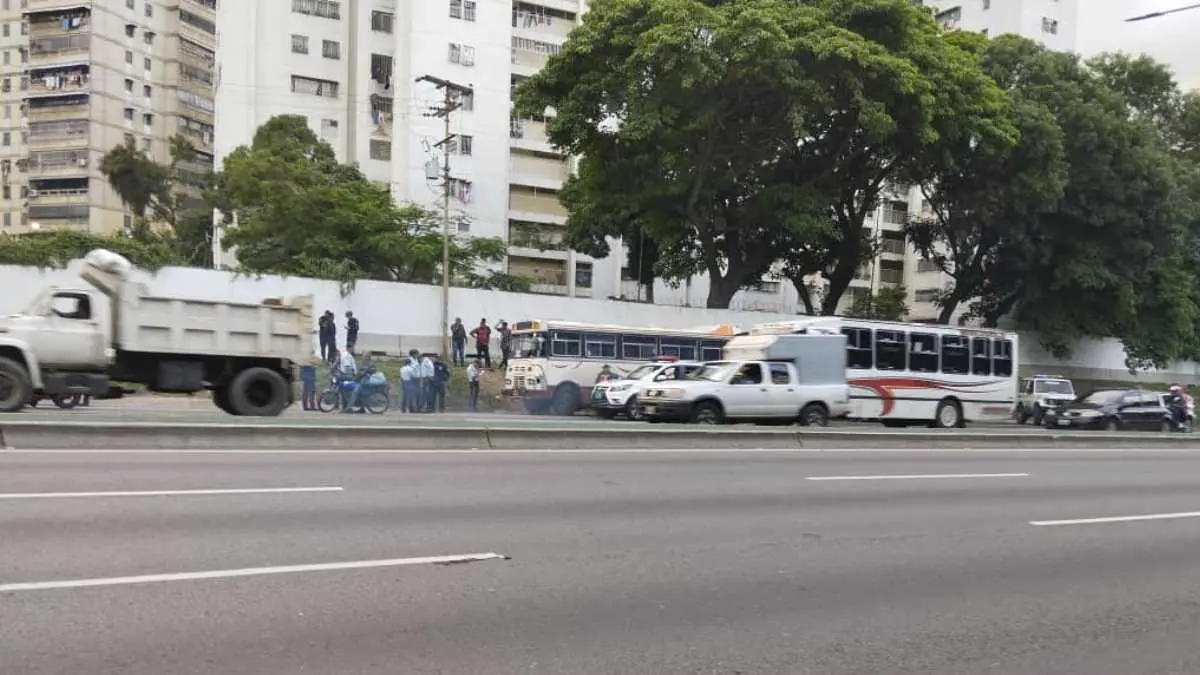 TIROTEO A BORDO: policía abatió a sujeto armado que intentaba robar un autobús en Los Próceres