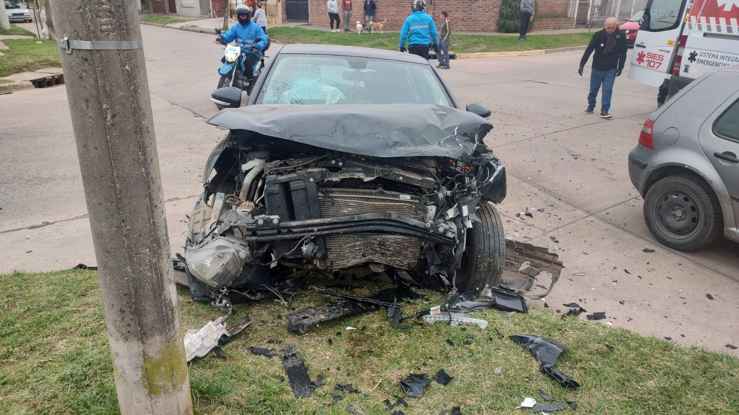 Uno de los autos sufrió importantes daños.