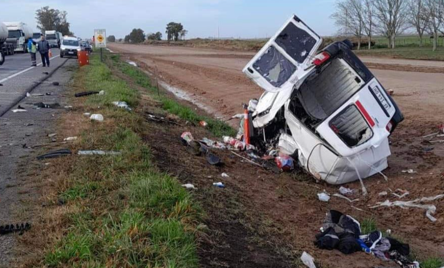 Tragedia en San Miguel del Monte: Tres muertos al chocar de frente un micro y un utilitario en la Ruta 3