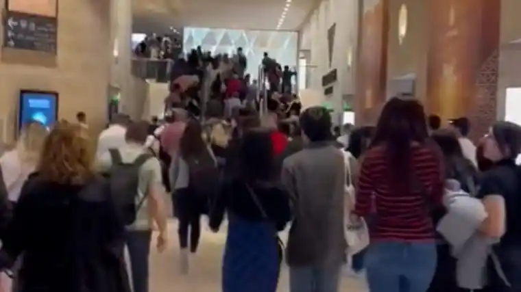 Al momento de la evacuación había más de 15.000 personas en el recinto.