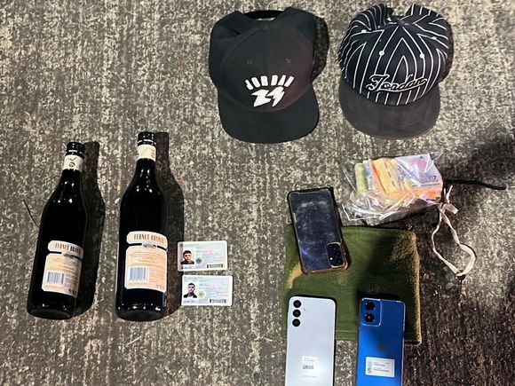 Un menor de edad y dos jóvenes fueron detenidos por robar mercadería de un negocio en la zona norte