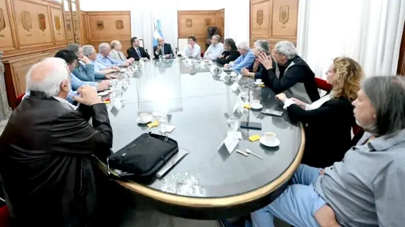 Guillermo Francos, Santiago Caputo y Julio Cordero recibieron a la CGT. - X -