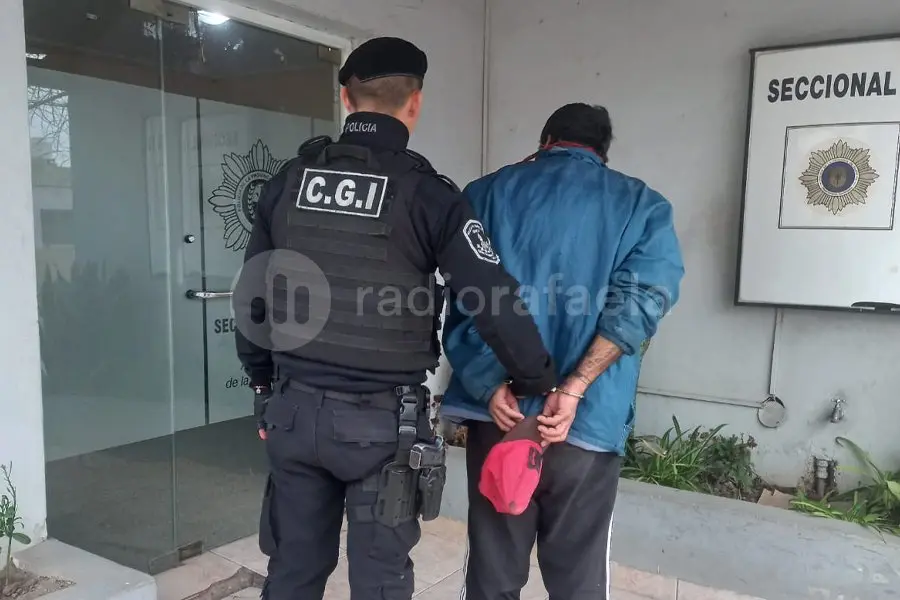 A los piedrazos, atacaron a los móviles de la policía y un domo del Centro de Monitoreo