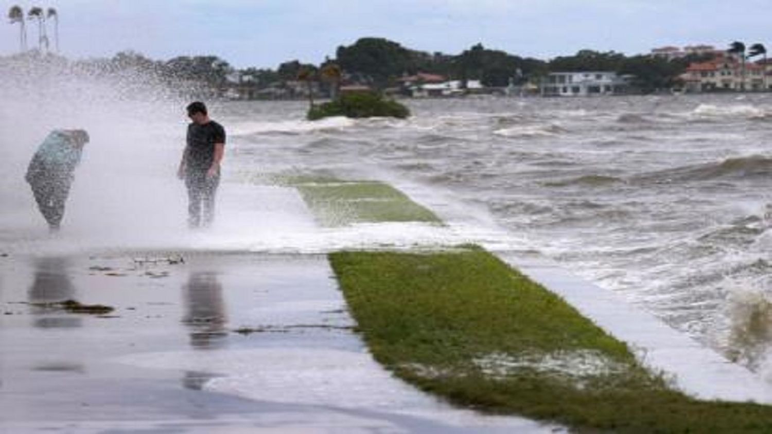 Vías inundadas y apagones dificultan rescates en EE. UU. tras devastador huracán Helene