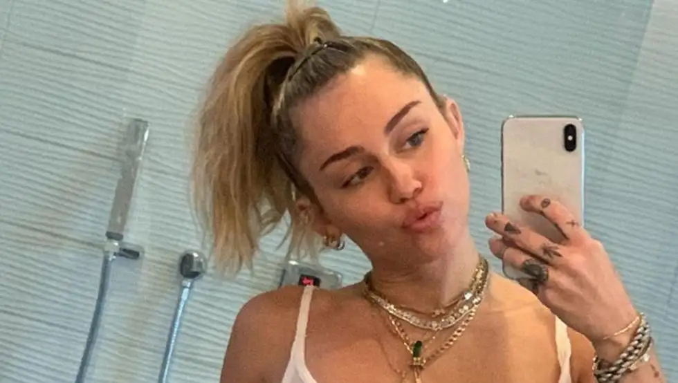 Miley Cyrus desafía a Instagram con una jugada musculosa sin corpiños