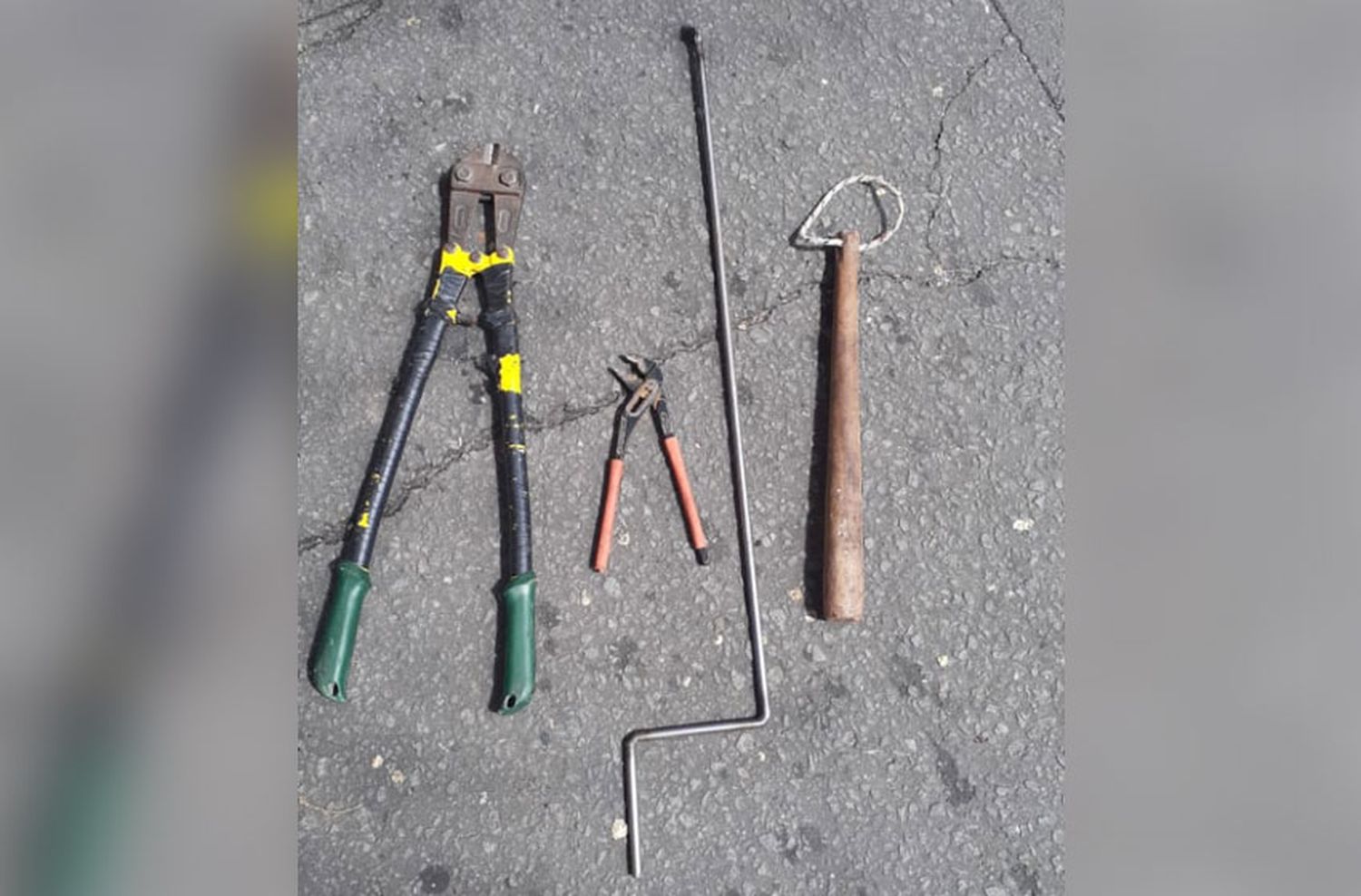 Detuvieron a dos delincuentes por robar autos en Güemes