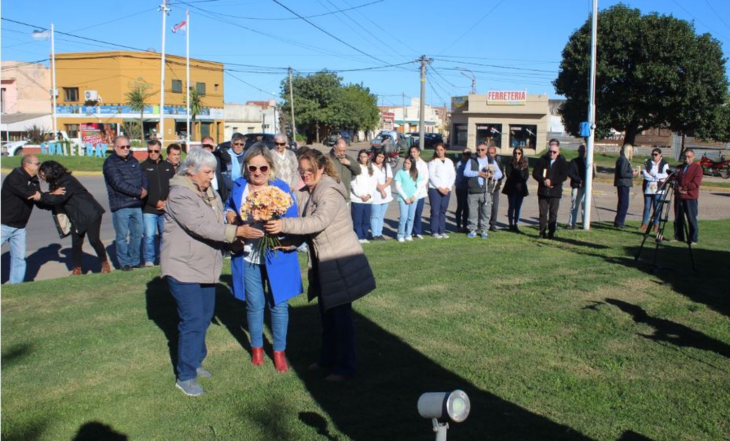 Nora Vago junto a la intendente Dora Bogdan.