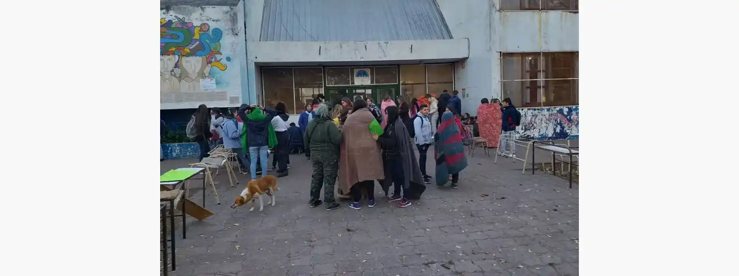 Frazadazo en La Piloto: "La escuela es una heladera"