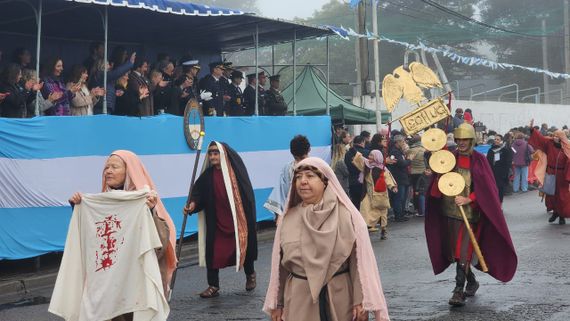 Las mejores fotos del desfile en Tandil: las instituciones fueron el sol patrio de la mañana de neblina