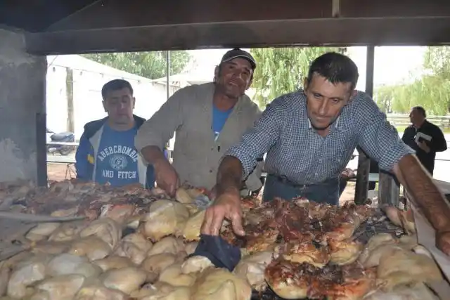 Gente del futbol local colaborando
con un vecino que sufrió un siniestro