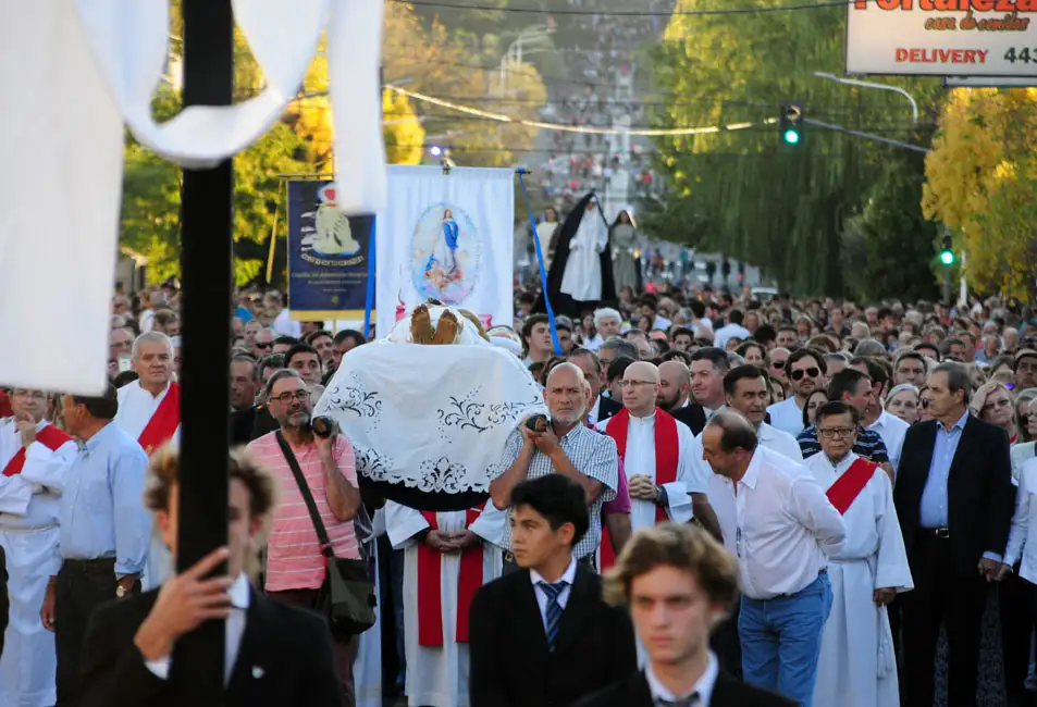 Miles de personas renovaron la fe en la tradicional Procesión del Santo Entierro