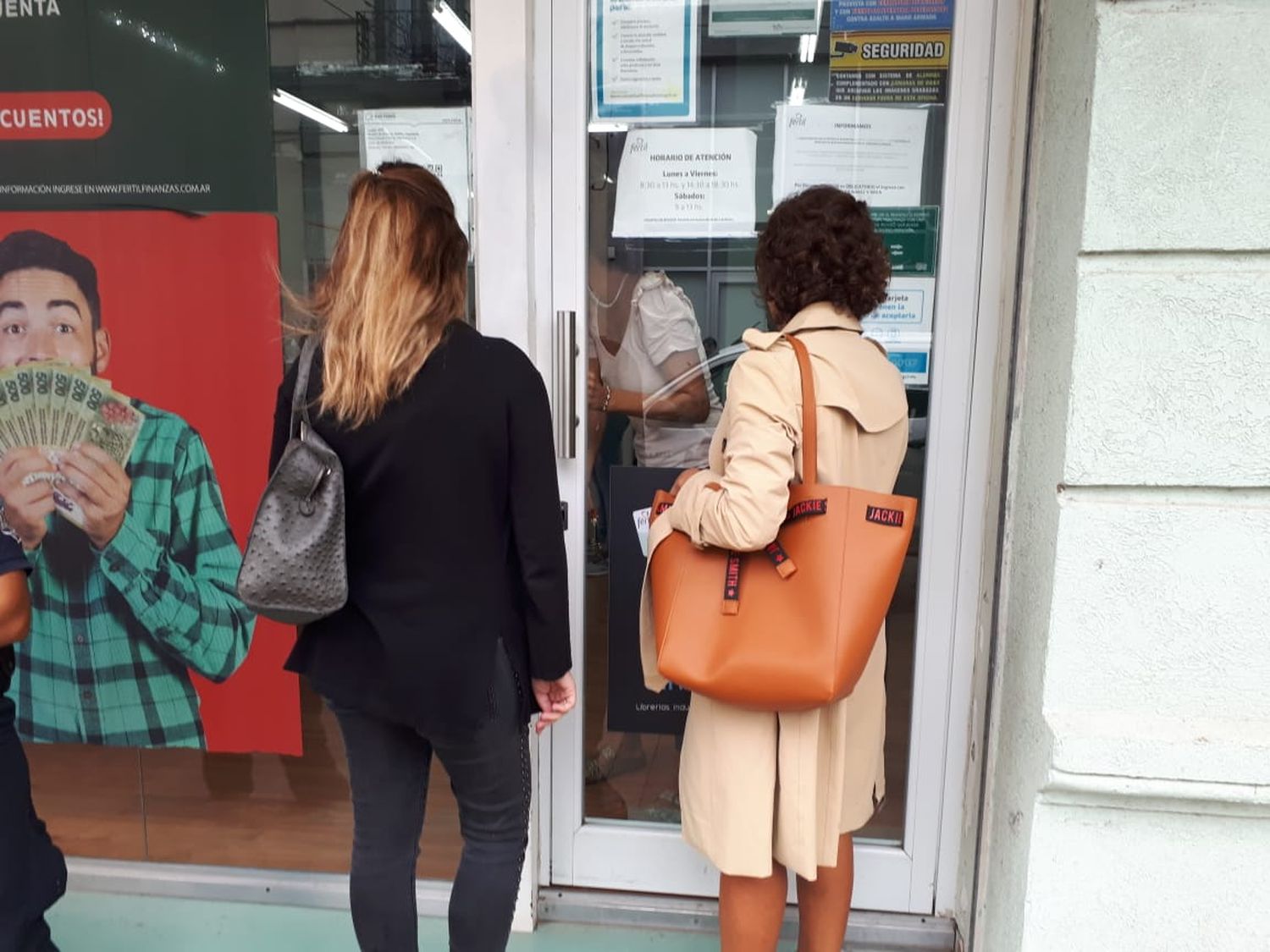 Asalto a una financiera en el centro: la fiscala Viviani llegó al lugar