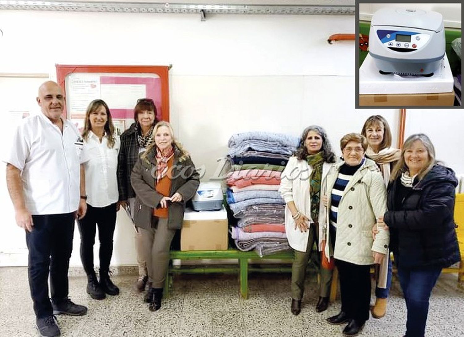 Aporte. Integrantes de la cooperadora con profesionales del Hospital. Arriba, a la derecha, la centrífuga