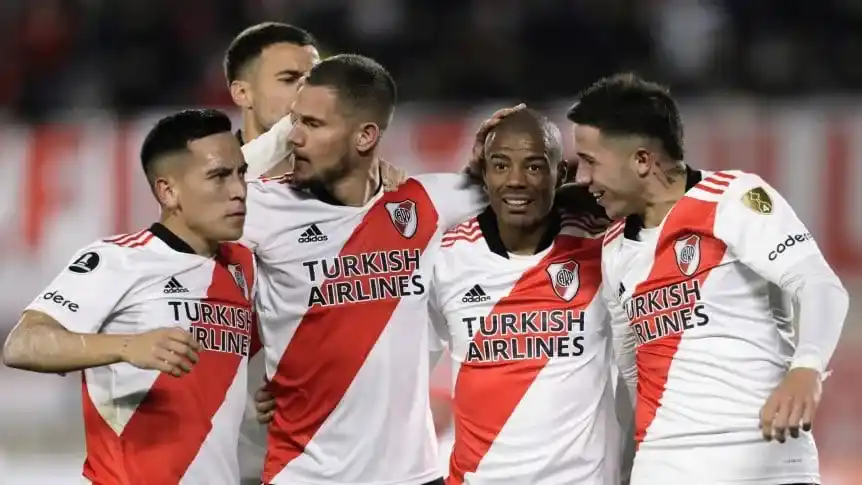 River goleó a Colo Colo y está en los octavos de final 