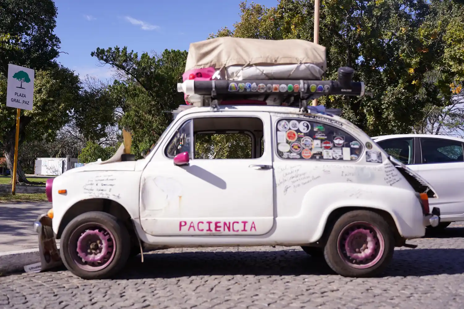 daniela bailo giordana viaja en un fiat 600