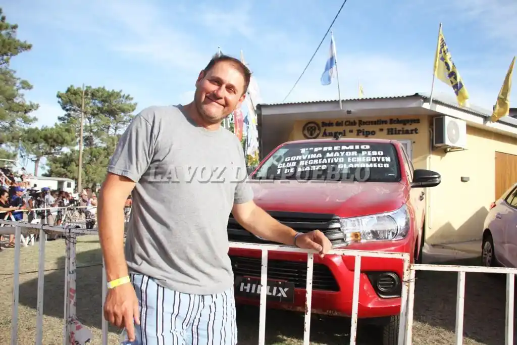 Pablo Bianco, el ganador del concurso de Echegoyen, feliz con la “rojita” como es apodada la Hilux 4x4 que entrega el club
