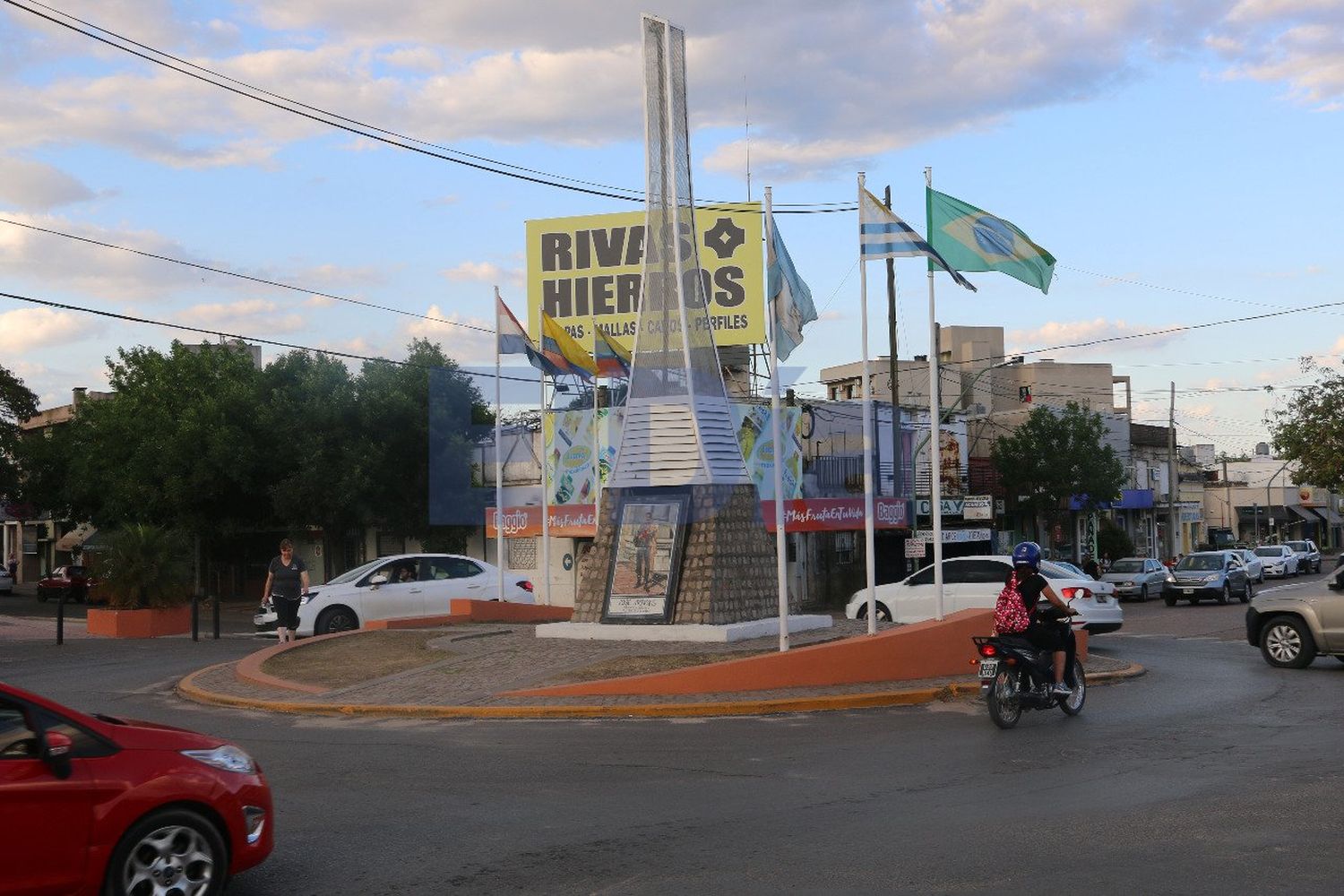 Le robaron el celular a una joven y vecinos iniciaron una dramática persecución