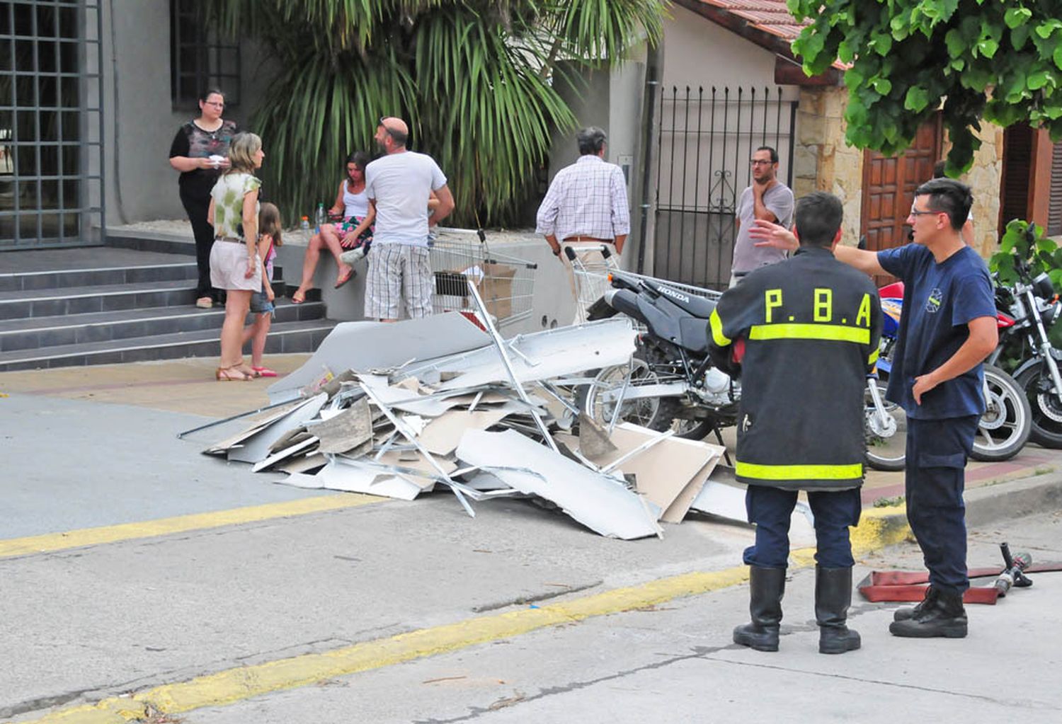 Dos operarios heridos tras caerse de una estructura que cedió mientras trabajaban